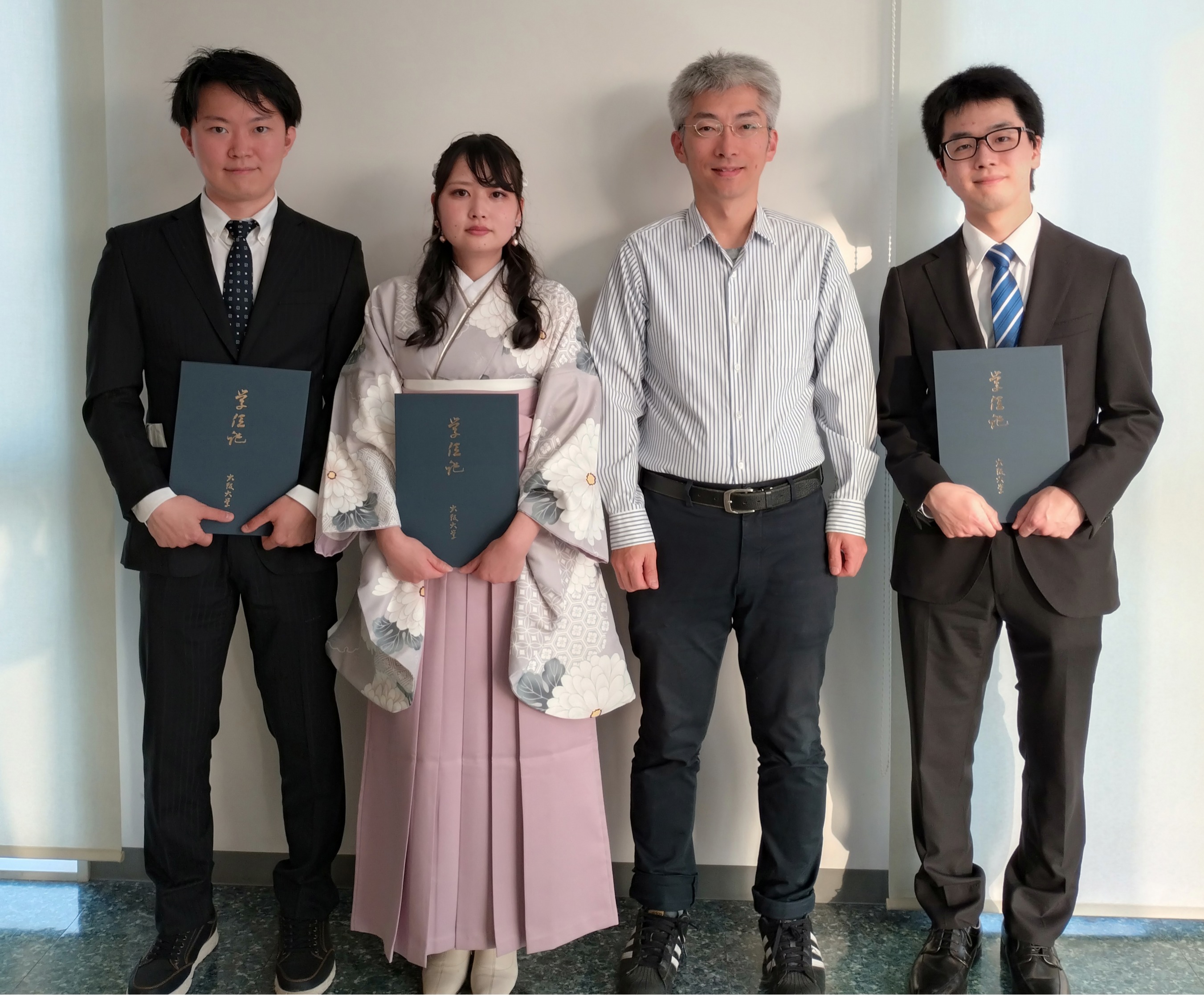 250325 卒業式学位記 ４人で写真.JPG